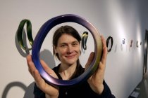 Deutsche Künstlerin Vera Lossau gastiert mit ihrer Ausstellung "Eine kurze Geschichte der Löcher" vom 16. April bis 31. Juli 2016 im Museums für Angewante Kunst in Köln (© Thomas Brill)